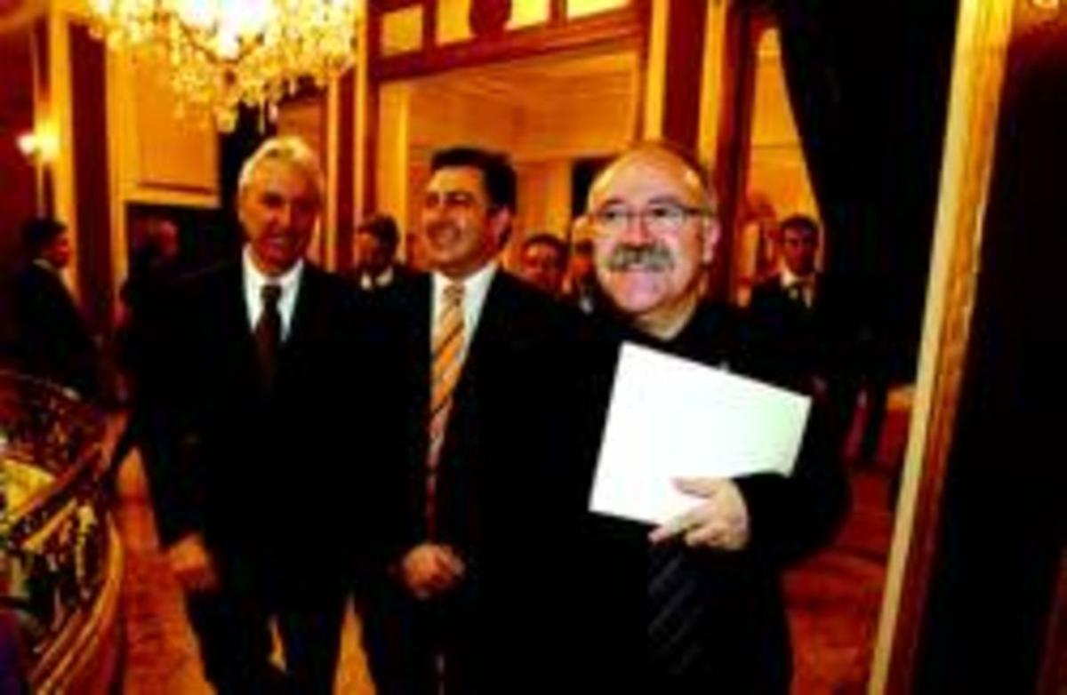 Carod-Rovira, seguit de Puigcercós i Niubò, es dirigeix a pronunciar la seva conferència, ahir a Barcelona. Carod-Rovira, seguit de Puigcercós i Niubò, es dirigeix a pronunciar la seva conferència, ahir a Barcelona.