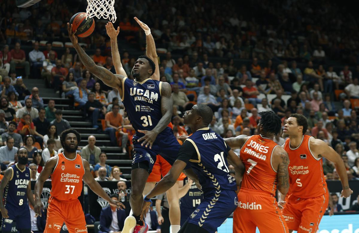 Dylan Ennis, del UCAM Murcia, en el primer partido del play off de 2024 en la Fonteta.