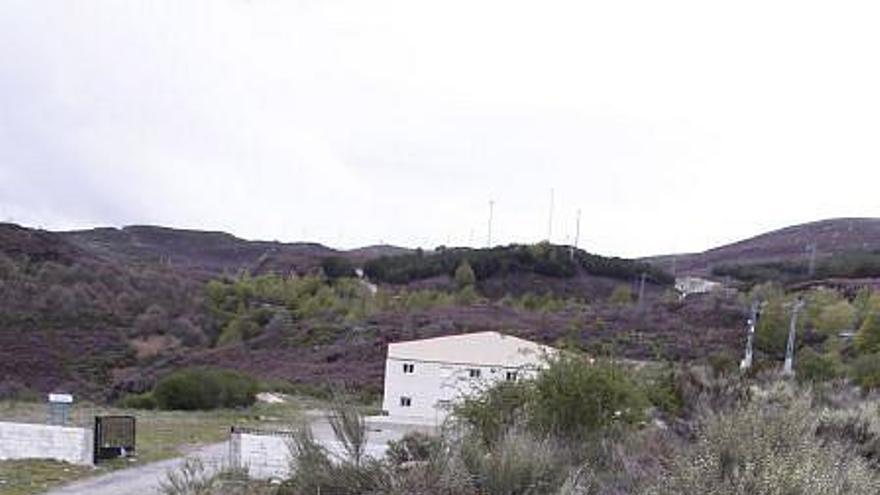 Cartel anunciador de la envasadora de Aguas Sierra de Sanabria, en Requejo.