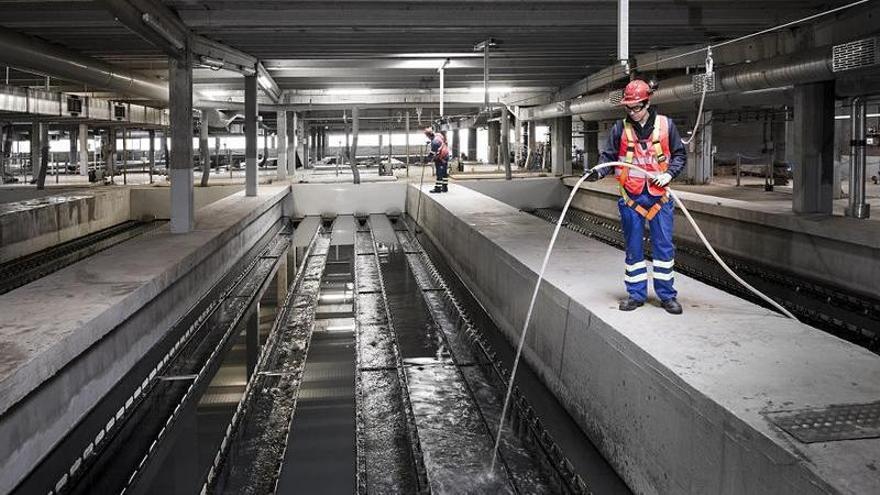 El interior de las instalaciones de la depuradora de aguas residuales de La Cartuja de Zaragoza.