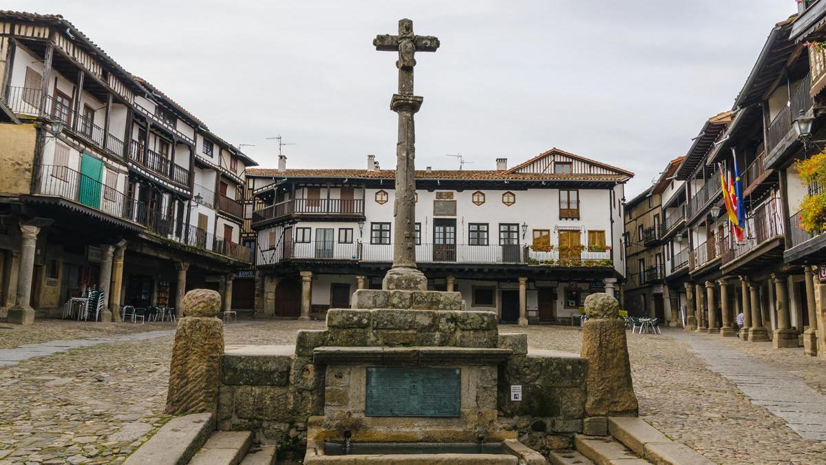 Una imagen de una plaza del pueblo de La Alberca.