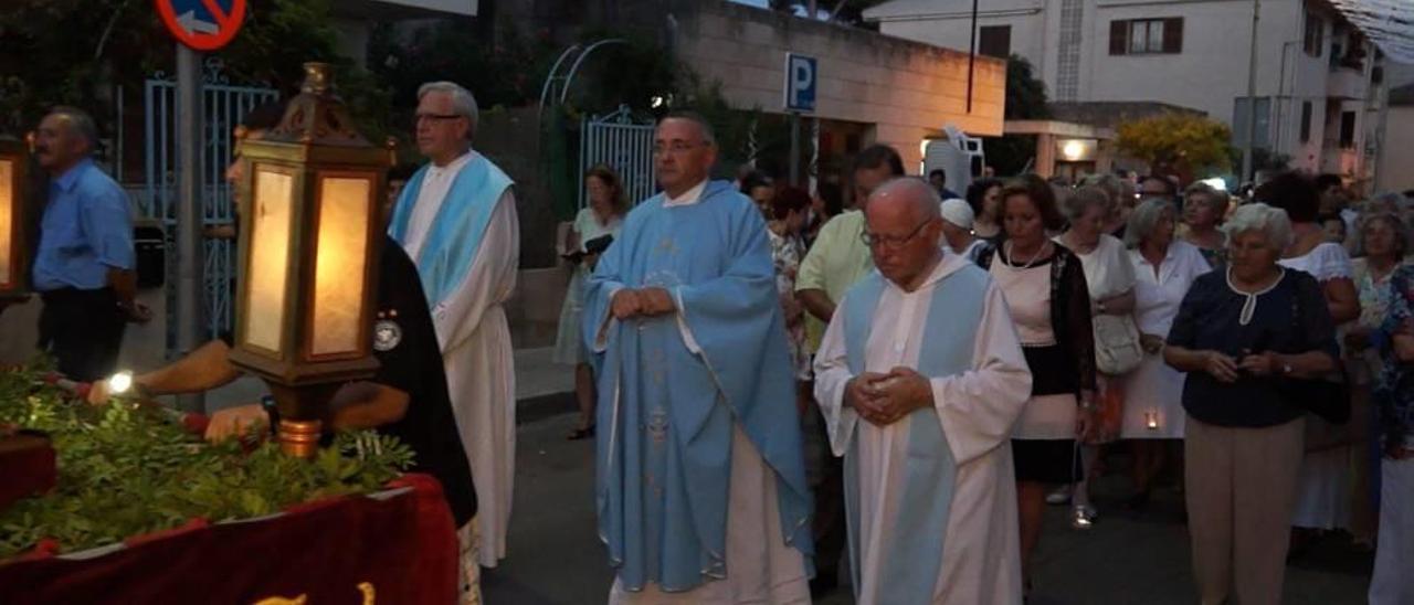 Instante de la procesión urbana celebrada el pasado domingo, con el párroco Vallespir en el centro de la imagen.