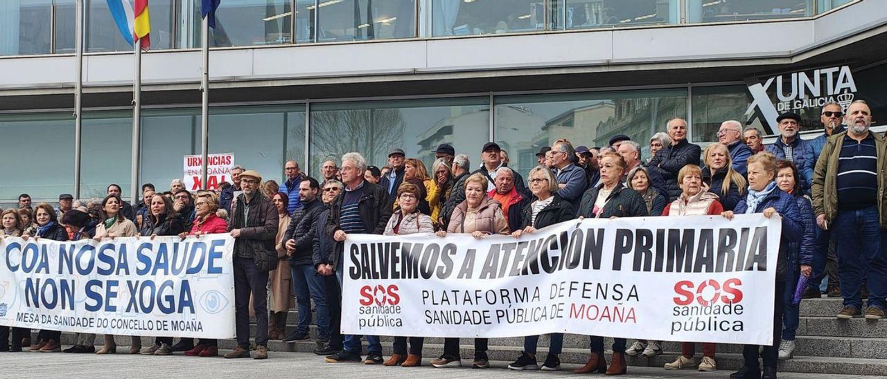 Los concentrados, ayer, ante la delegación en Vigo del ejecutivo autonómico. | F.G.S.