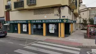 La Guardia Civil de Navalmoral continúa tratando de identificar al autor del atraco a la entidad bancaria