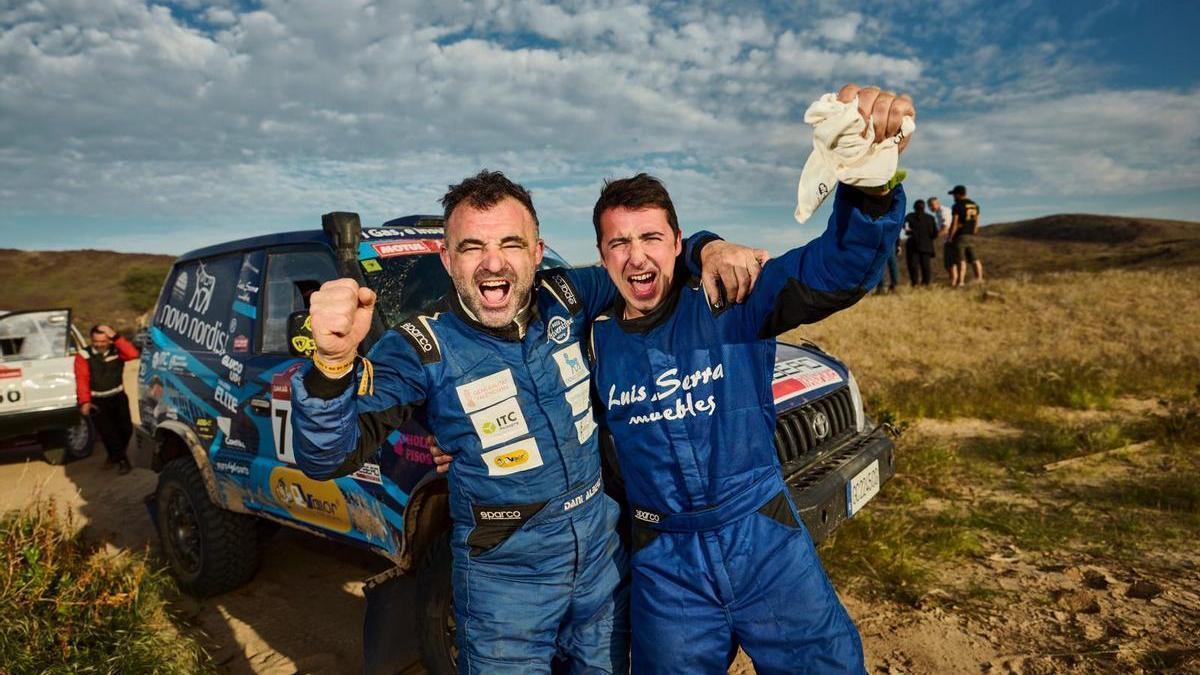 Daniel Albero, Luis Serra y el Toyota Land Cruiser con el que han completado el Dakar