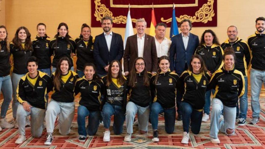Rueda, Diego Calvo y Lete, con la delegación del Mecalia Guardés. | // FDV