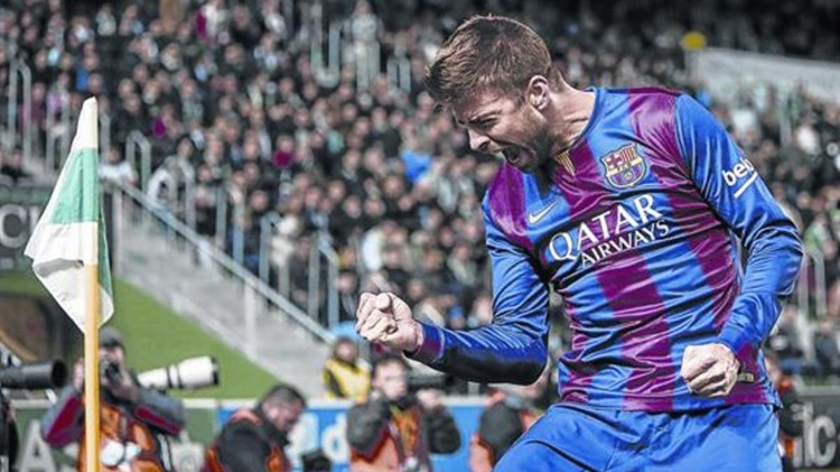 Piqué celebra su gol, el primero del Barça, anoche, en el estadio Martínez Valero de Elx.