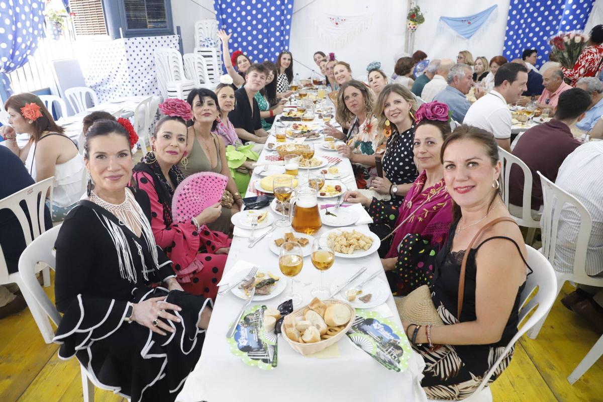 Familias, compañeros de trabajo y amigos de toda la vida convierten cada caseta en un punto de encuentro marcado por la tradición y las ganas de volver a verse un año más Familias, compañeros de trabajo y amigos de toda la vida convierten cada caseta en un punto de encuentro marcado por la tradición y las ganas de volver a verse un año más