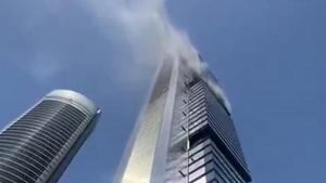 Desallotjada una de les Cuatro Torres de Madrid per un foc