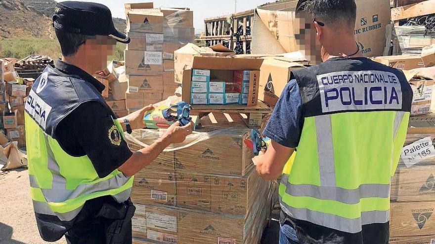 Dos detenidos por vender 30.000 pares de sandalias que se iban a destruir en Aspe