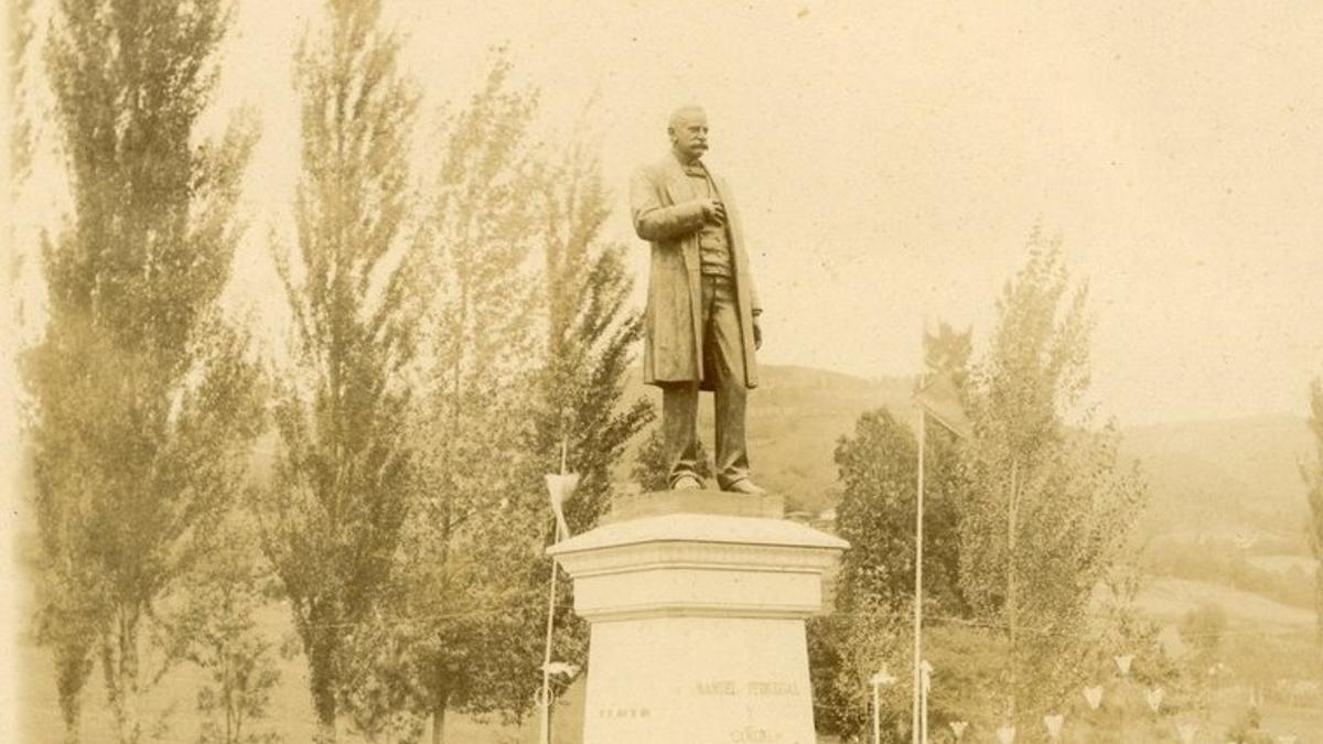 Escultura de Manuel Pedregal que estuvo en el parque de Arriba en una imagen que se conserva en el Museo Villa ya Mercáu.