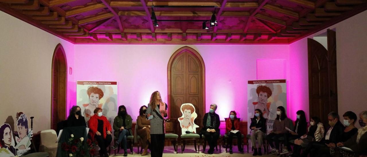 La presidenta de la Diputación, Carmela Silva, se dirige a las participantes del “Encuentro de las escritoras” celebrado ayer en Soutomaior. | // R.E.