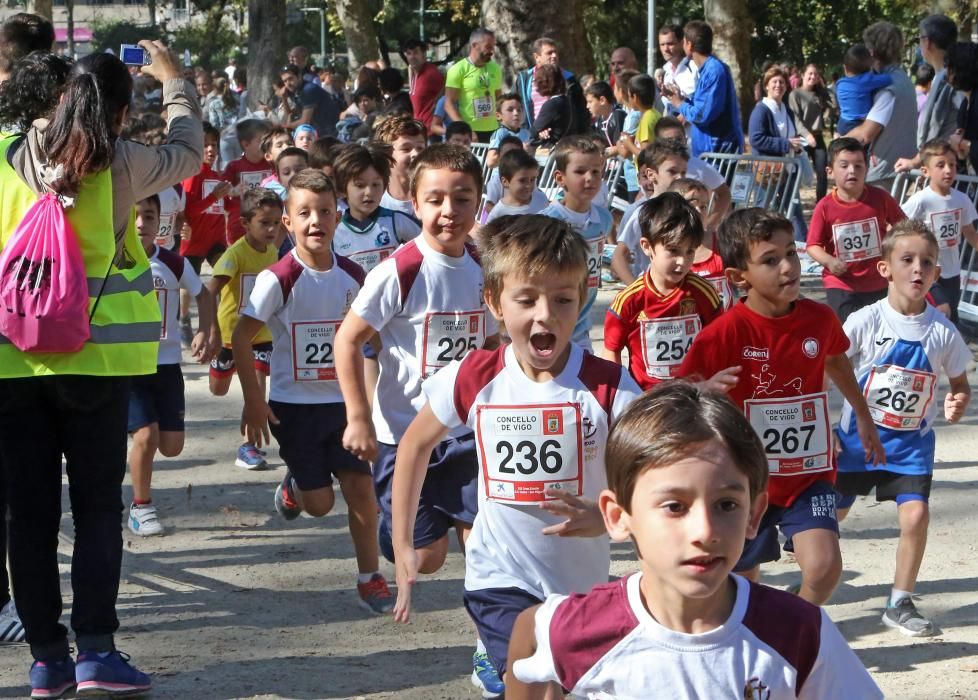 Más de mil niños -muchos acompañados por sus padres y sus madres- participaron en Castrelos en el XXI Cross Escolar-AD Castro San Miguel