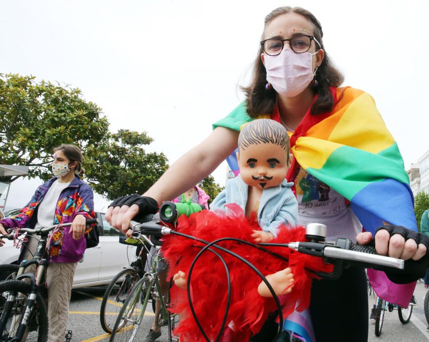 Una multitud de vigueses y viguesas participan en la concentración en bicicleta para celebrar el Día del Orgullo LGTBI