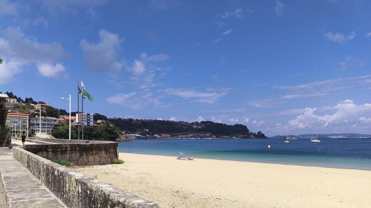 Playa de Banda do Río este mediodía, de nuevo con la bandera verde ondeando.