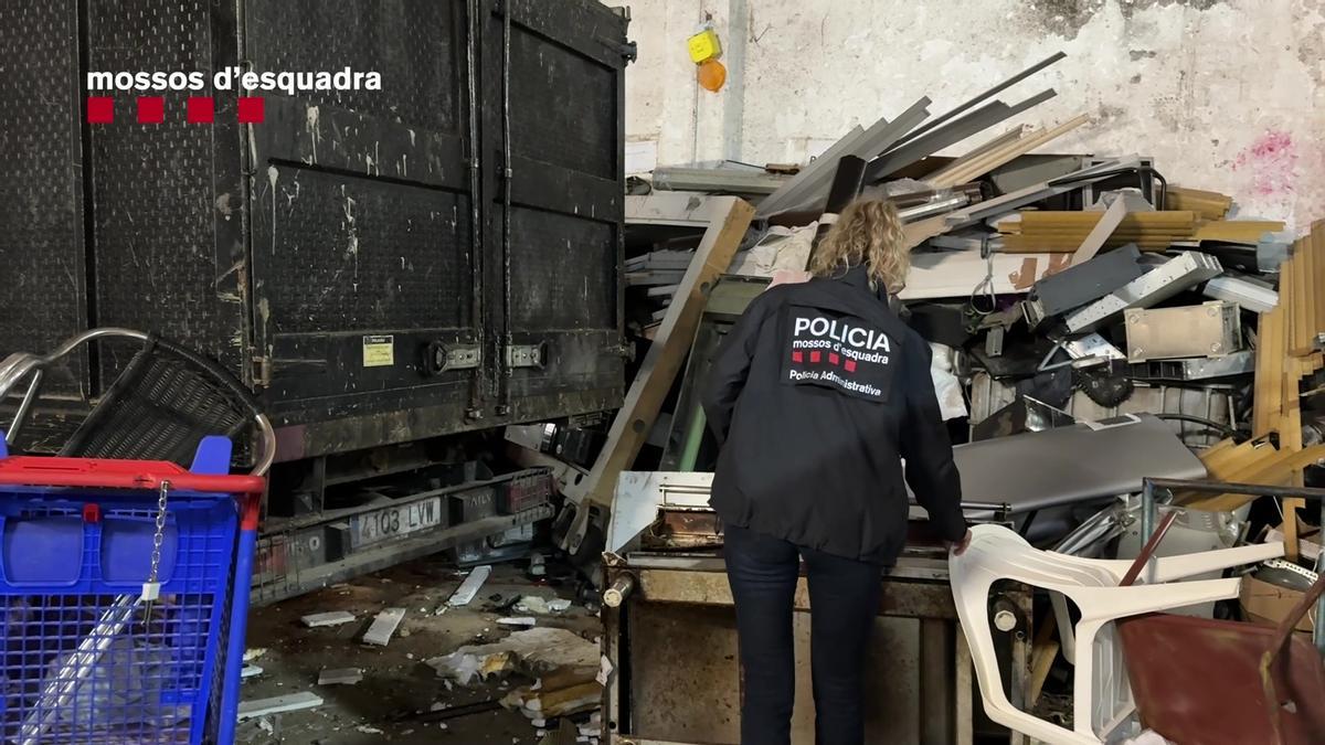 Imagen de la actuación de Mossos en una chatarrería