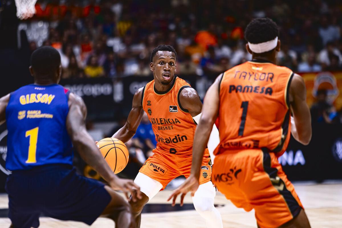 TJ Shorts, asumiendo responsabilidad desde su primer partido de taronja.