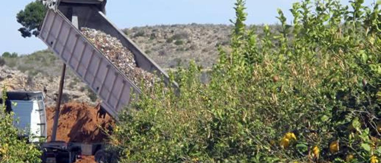 Camiones «pillados» por la Guardia Civil arrojando basura en bancales de La Murada.