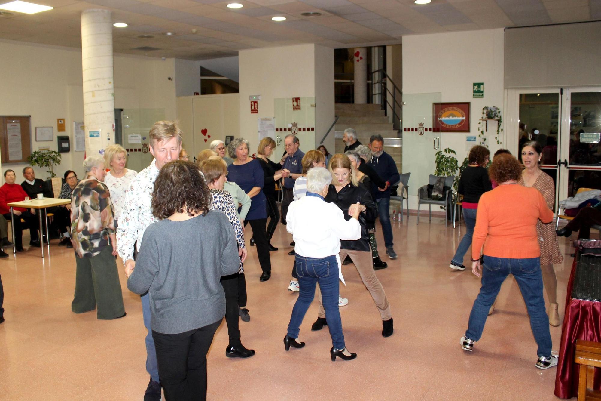 Los mayores de Dénia bailan en San Valentín (imágenes)