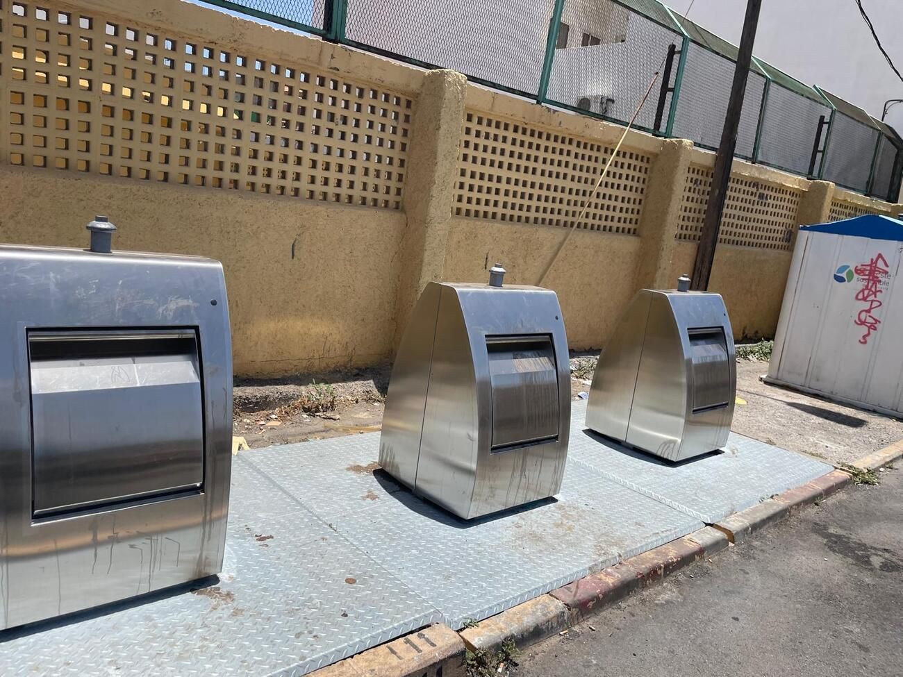 Rescatan al perro 'Patuco' del fondo de un contenedor de basura soterrado en Vecindario