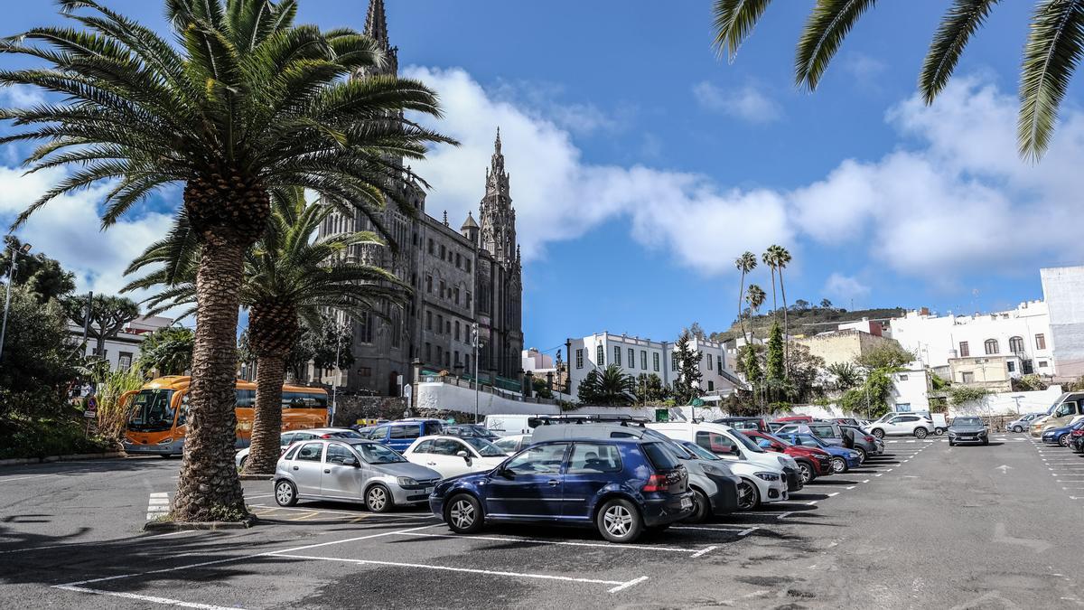 Recinto Ferial, con la iglesia de Arucas al fondo.