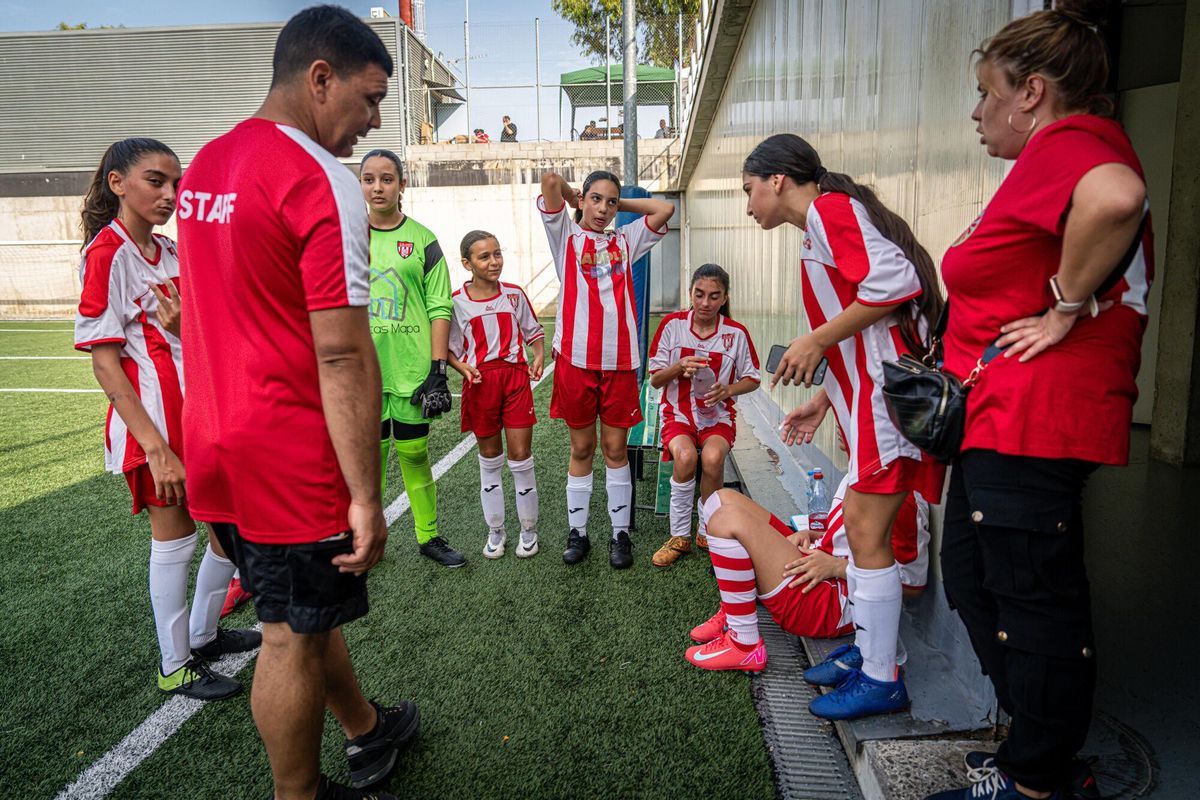 Las niñas gitanas lideran el cambio del fútbol femenino en La Mina
