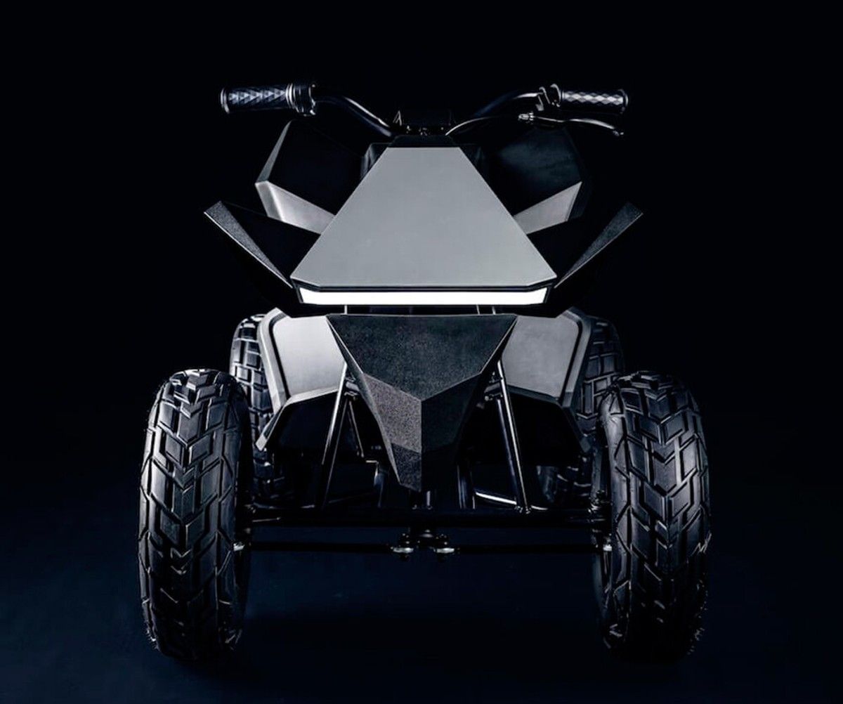 Vista frontal del quad de Tesla para niños