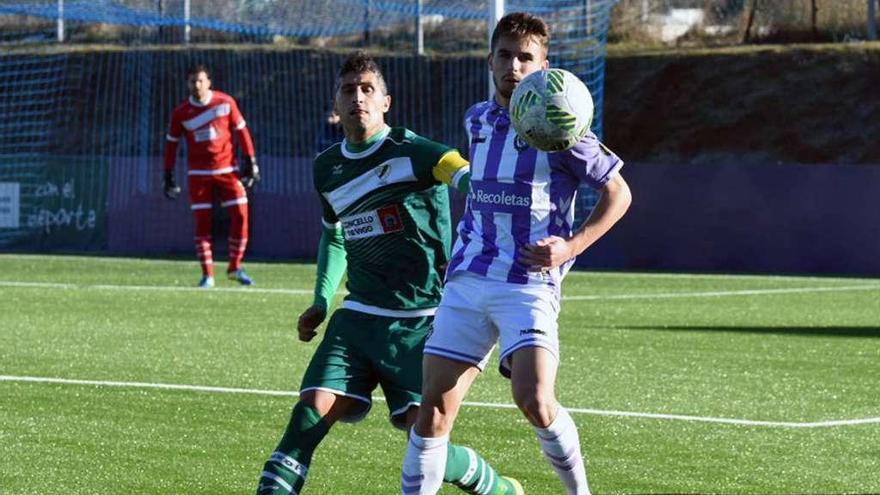 Alberto García presiona a un jugador del Valladolid durante el partido de ayer. // Andrés Domingo