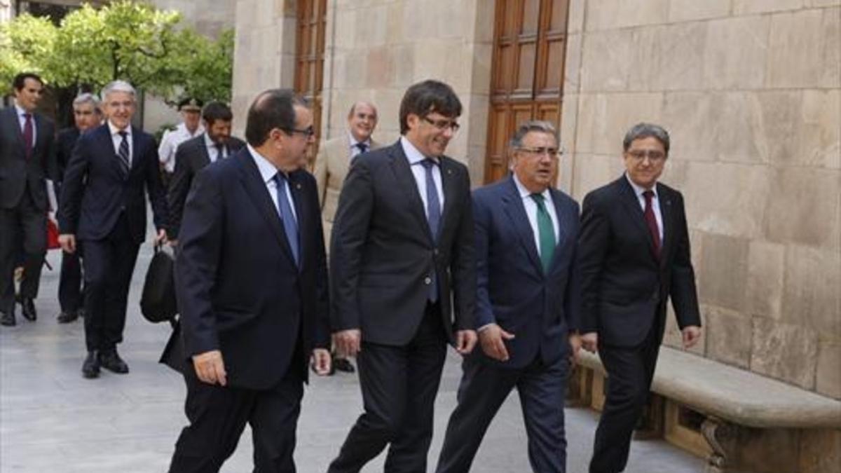 Jordi Jané, Carles Puigdemont, Juan Ignacio Zoido y Enric Millo, ayer, en el Pati dels Tarongers de la Generalitat.