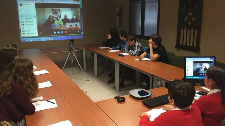 Los alumnos del Codema, durante su videoconferencia con la Antártida.