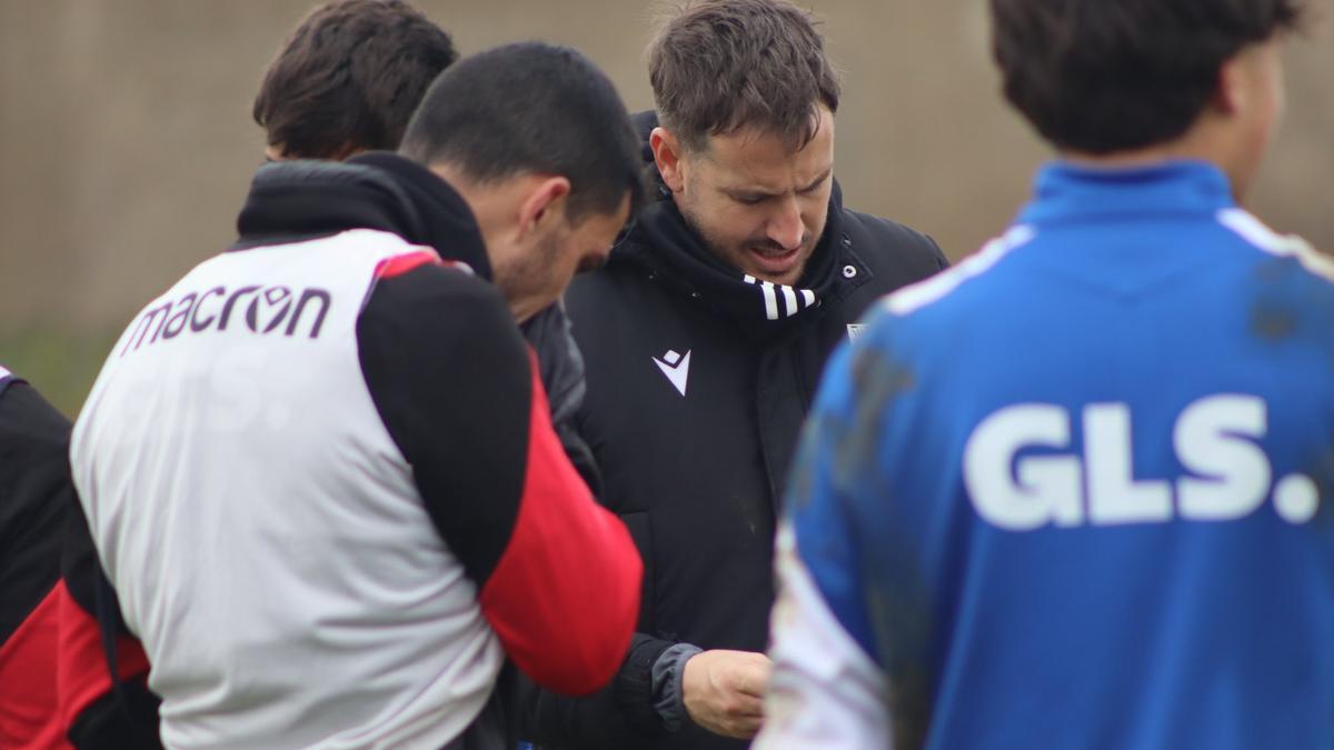 Sergi Guilló, con sus jugadores en un entrenamiento de esta semana.
