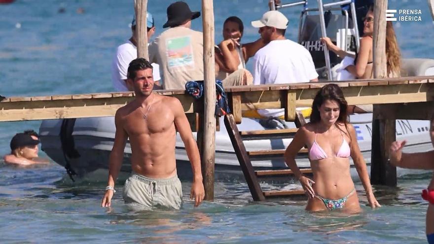 Sergi Roberto y Coral Simanovich dan rienda suelta a su amor en las playas de Ibiza
