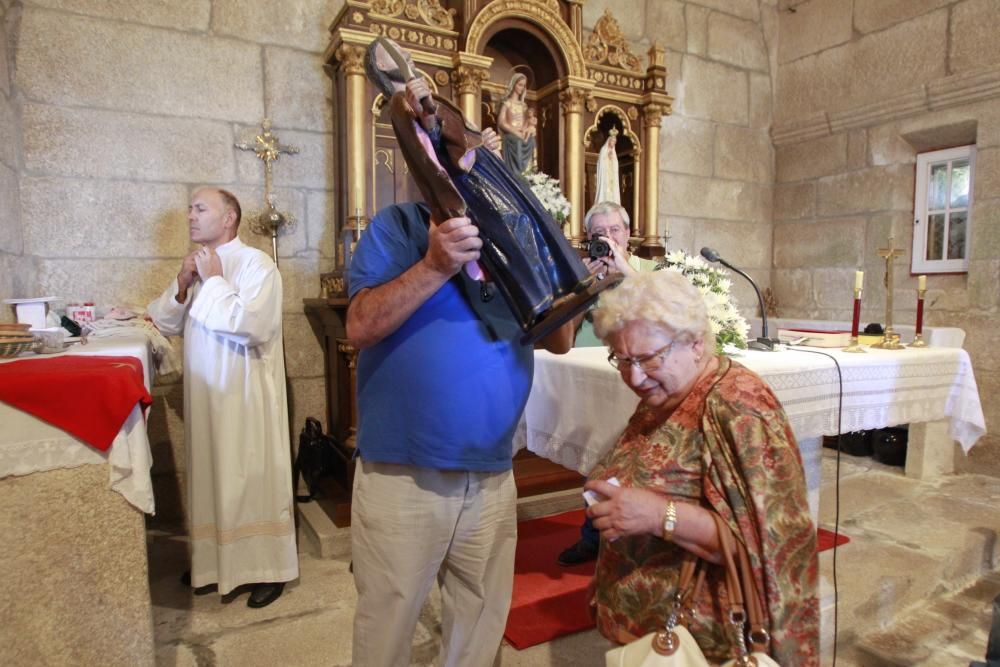 Cientos de devotos arropan en el Monte Alba a San Bartolomé - La procesión con la Virxe do Alba abrió la jornada de romería. Las tradicionales pujas y la música completaron el programa