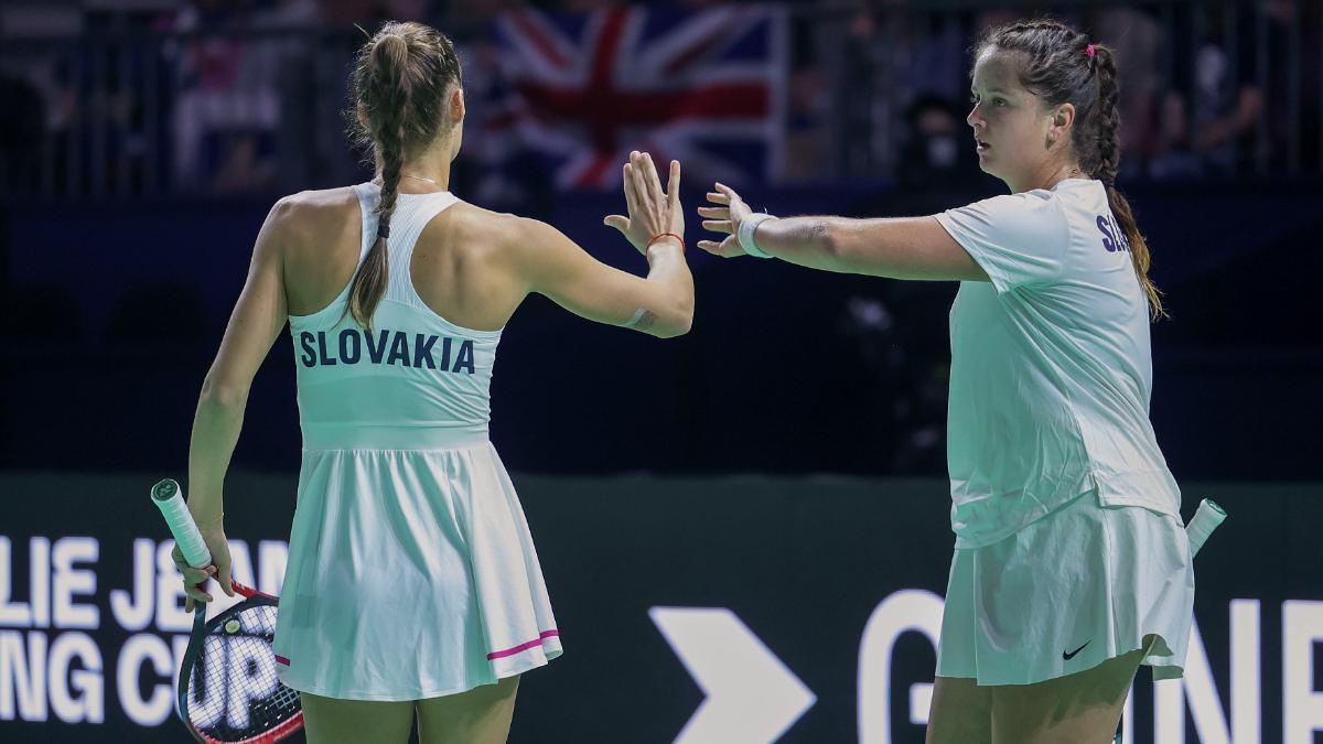 Las tenistas eslovacas Viktoria Hruncakova (i) y Tereza Mihalikova (d), durante el partido de dobles de la eliminatoria de semifinales contra Gran Bretaña, de las finales de la Copa Billie Jean King femenina de tenis este martes en Málaga.