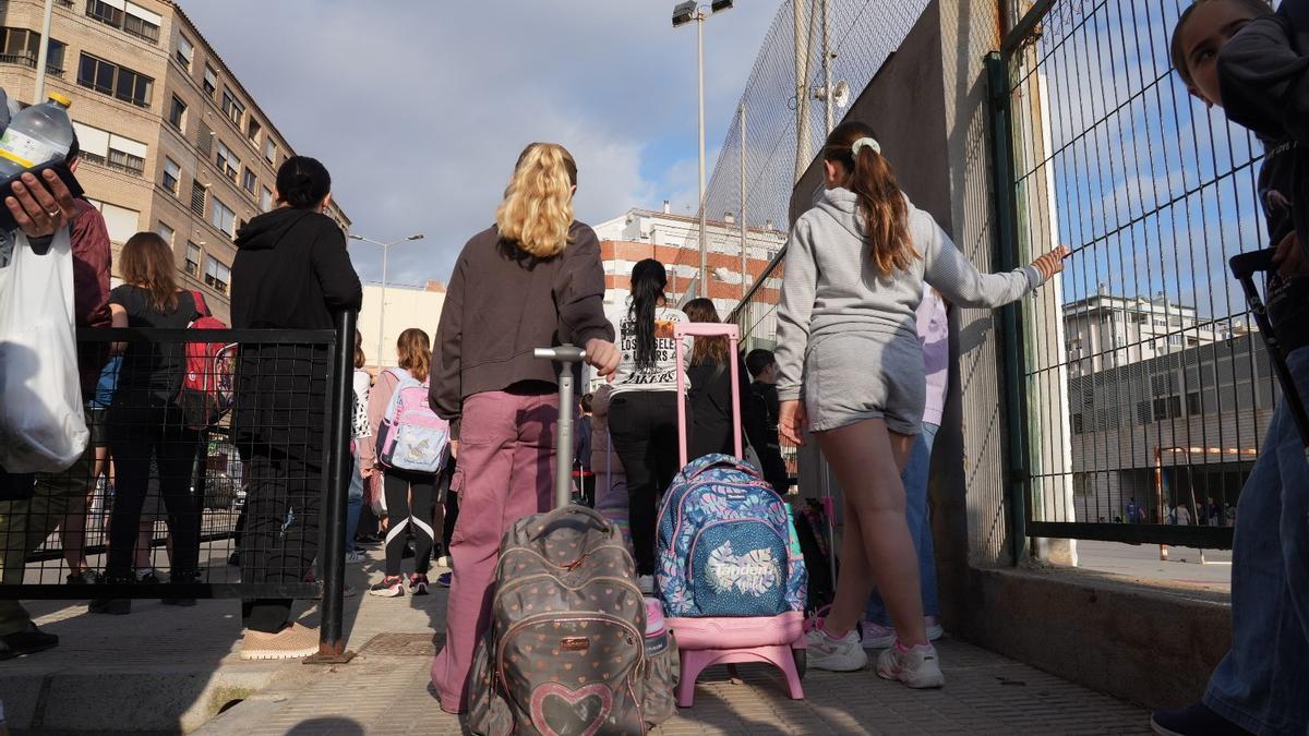 Alumnado a las puertas del colegio.