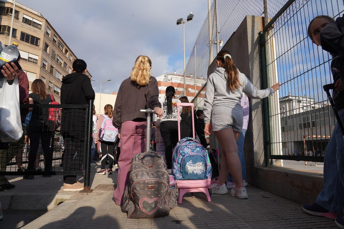 Alumnado a las puertas del colegio.