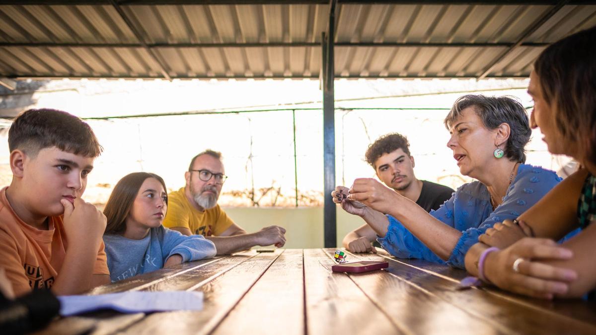 Docentes junto al alumnado que participa en el proyecto
