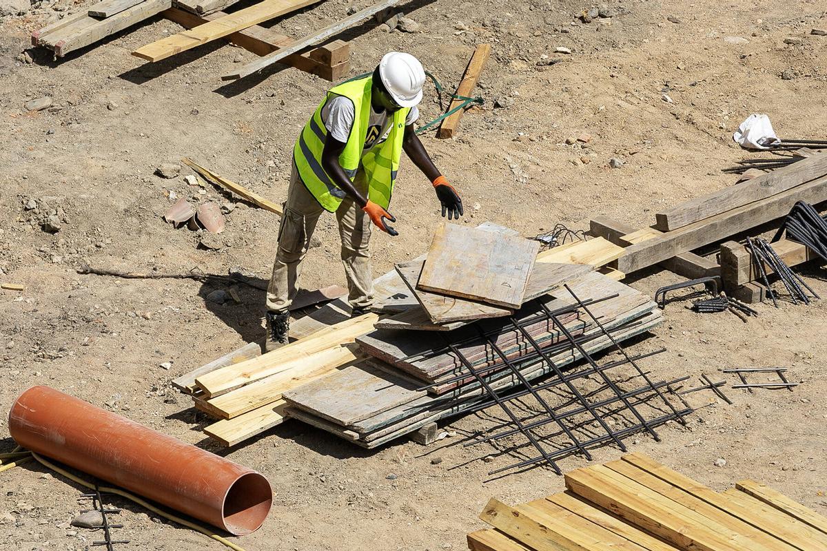Un operario de la construcción trabajando.