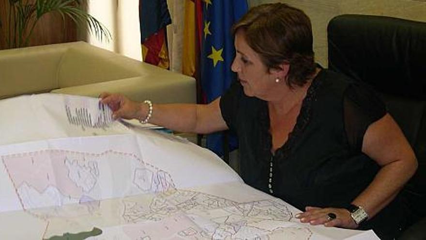 La alcaldesa de Mutxamel, Asunción Llorens, mira ayer los planos del nuevo Plan General.