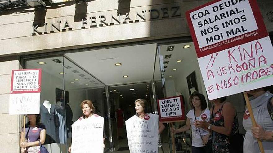 Un grupo de ex trabajadoras durante la protesta de ayer en la calle Real. / eduardo vicente