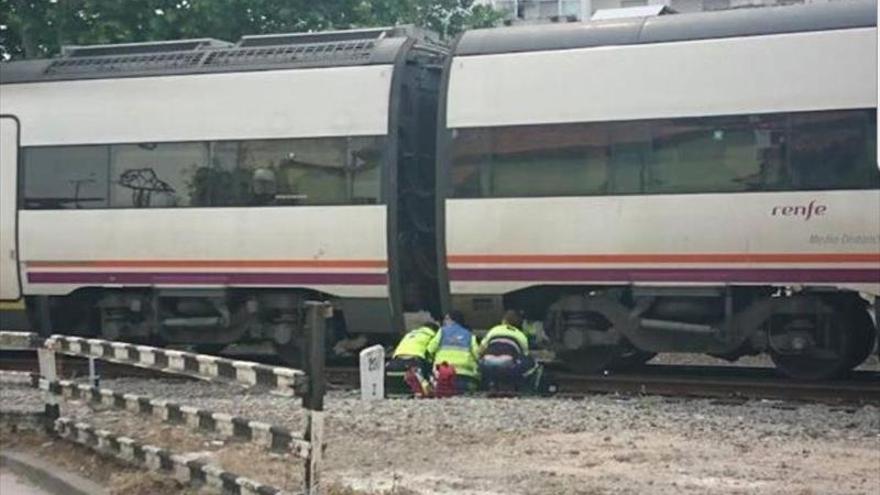 Una mujer muere arrollada por el tren a la altura de un paso a nivel