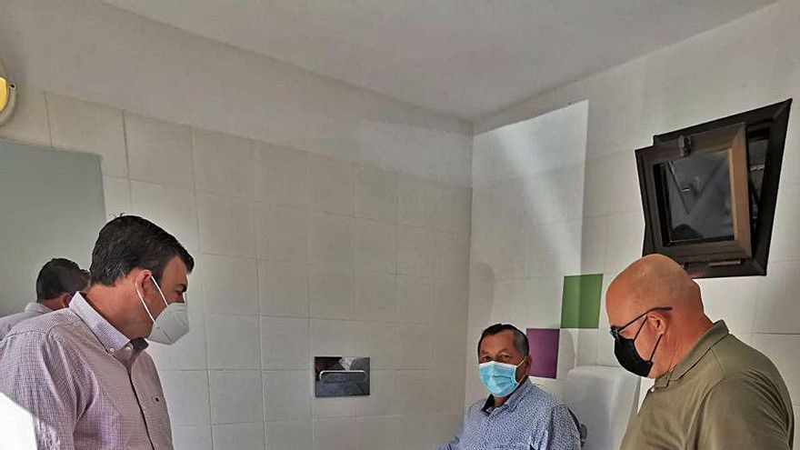 Visita de las autoridades municipales al nuevo baño para ostomizados.