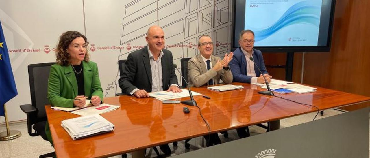 Rosario Sánchez, Vicent Marí, Juan Pedro Yllanes y Josep Marí Ribas, este miércoles, en rueda de prensa en la sede del Consell de Ibiza. | D. I.