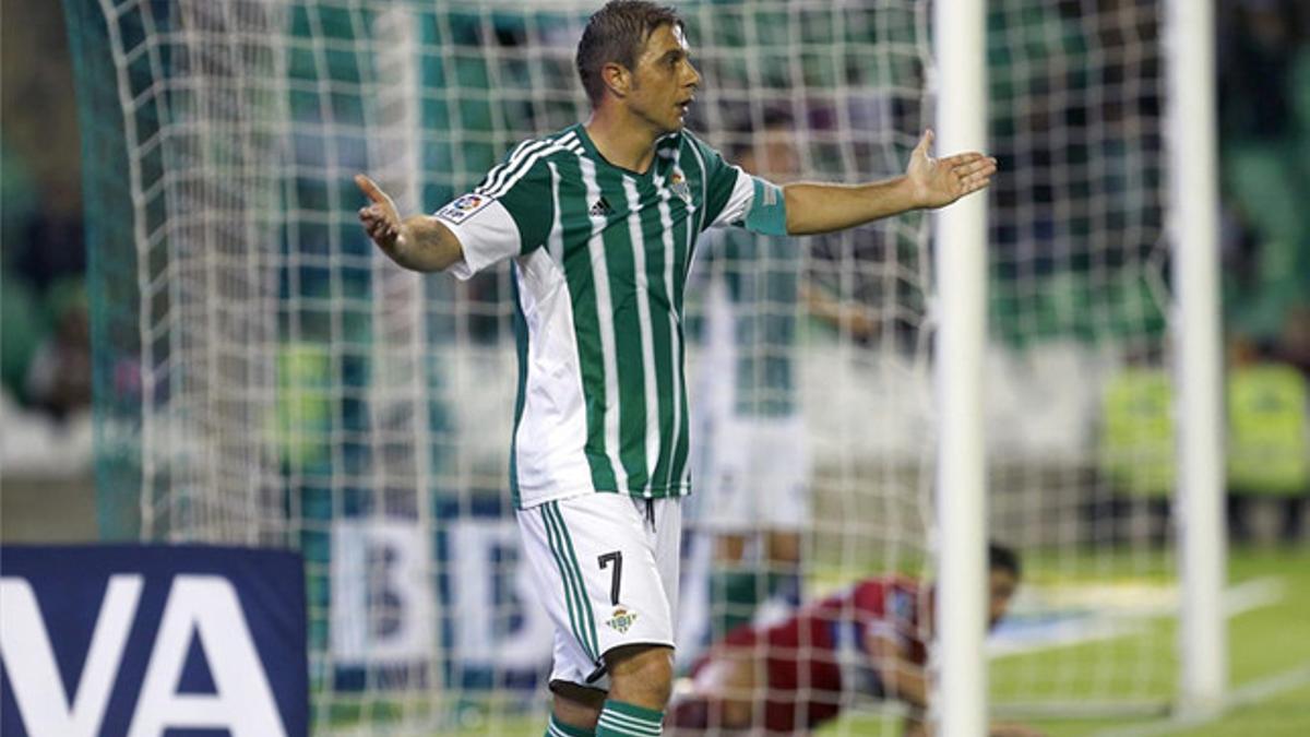 Joaquín Sánchez, en una acción del partido ante el Espanyol en el Benito Villamarín