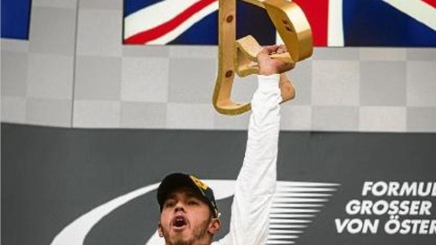 Lewis Hamilton celebra la victòria a Àustria després d&#039;un avançament a l&#039;última volta sobre Nico Rosberg.
