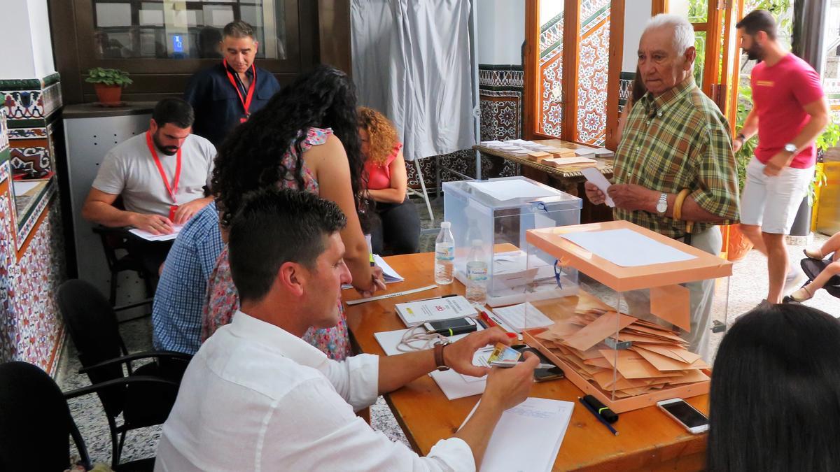 Fotogalería | Así se vive la jornada electoral en Extremadura y España