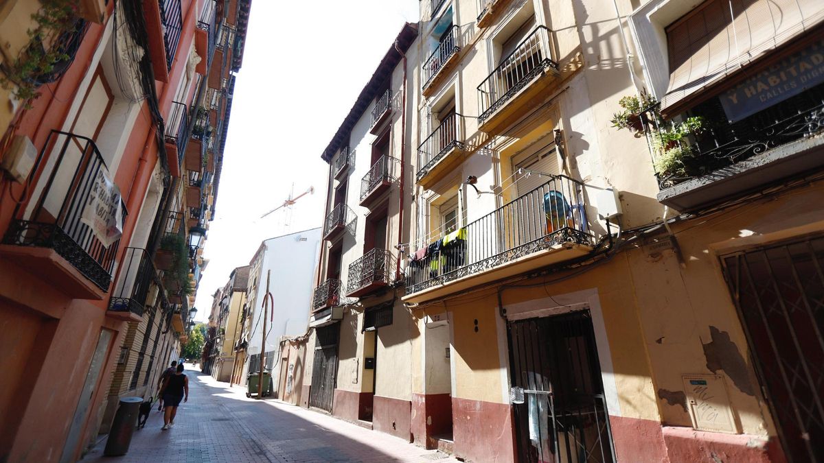 Fachada de los números 72 y 74 del edificio de la calle Pignatelli que va a ser desalojado.