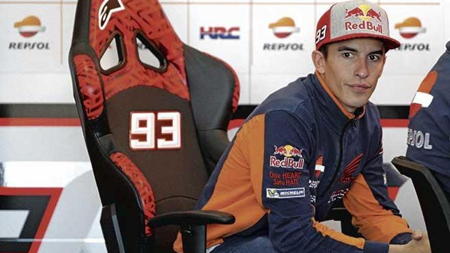 Marc Márquez en el box de Repsol-Honda en el circuito de Cheste.