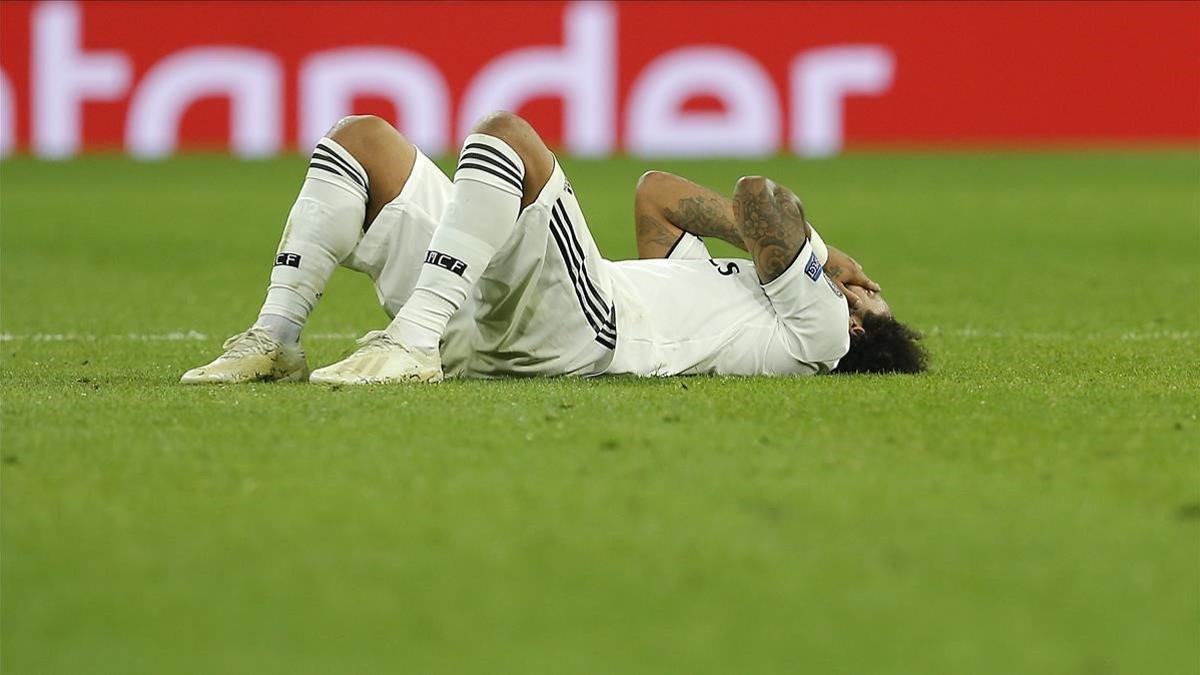 Marcelo se lamenta del golpe que recibió en su tobillo derecho en el Bernabéu.