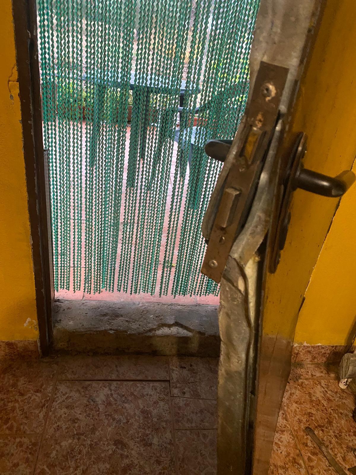 La puerta forzada de una de las casetas asaltadas en la Font de la Figuera.